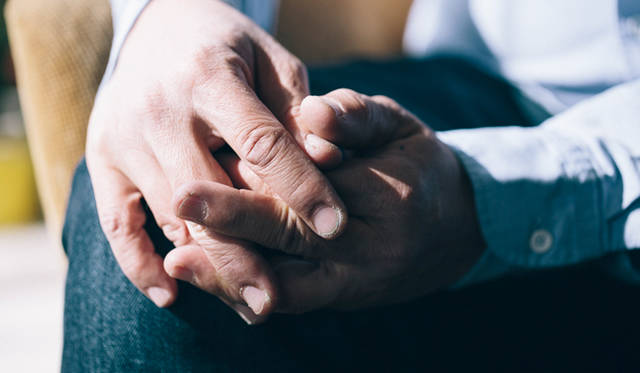 太く、無骨で、温もりを感じる矢崎さんの手指。「坂本龍一さんの手にそっくりだ」と言うフォトグラファーの言葉に、照れ笑いを浮かべていた