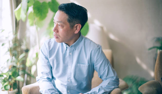  観葉植物もすくすくと育つ、明るく暖かい自宅のリビングで