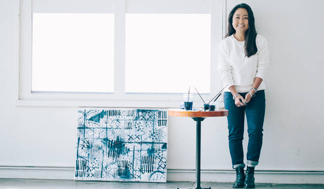 アトリエにて、ライブペインティングとインタビュー取材を終えたSayori Wadaさん  