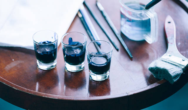 ショットグラスで水溶きされた、天然藍を絵の具として使用。濃淡や水分量を微妙に調整することで、奥行きを表現した