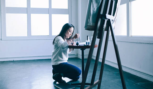 「デスクで描いたり、地べたで描いたり。フリースタイルが自分流です。今日は取材ということで、わかりやすくイーゼルを使いました（笑）」とワダさん