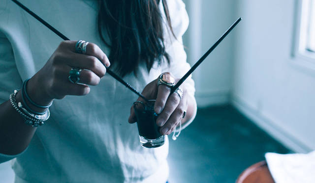 作品制作中はすぐ汚れてしまうので、Tシャツにジーンズという、動きやすくカジュアルな服が多いとか。「最近は作業着のようなツナギも愛用しています」