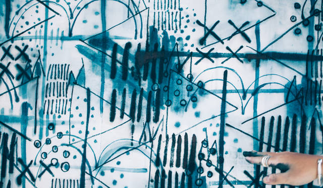 インディゴの乾燥と定着を待ち、滲みや重ね塗りを経て、三次元的立体感を生み出した『THE TWO HORSES』