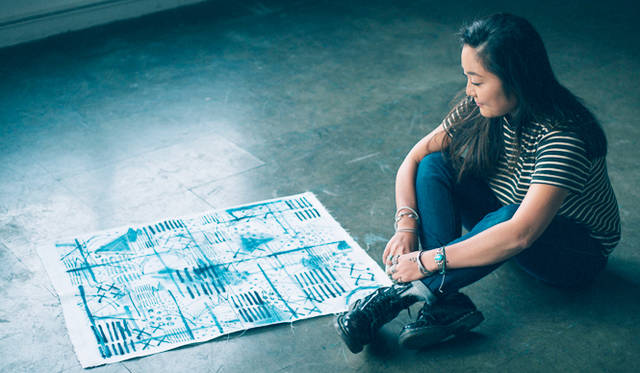 生き物のような色の変化を目の当たりにし、インディゴにすっかり魅了されたというワダさん