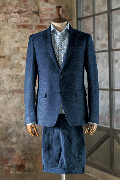 <strong>ETRO｜エトロ</strong><br><br>ブルーの濃淡で見事に表現されたペイズリー柄を贅沢に配した、エトロらしいグラフィカルなデザイン。見た目にも清しげなシャリ感のあるリネン混素材のスーツは個性あるデザインゆえ、上下セパレートでの着こなしも楽しめる。<br><br>ジャケット20万5200円、パンツ6万480円、シャツ6万480円　※いずれも阪急メンズ限定／エトロ<阪急メンズ大阪3階、4階L&T・阪急メンズ東京3階>