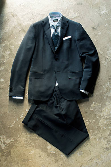 <strong>ERMENEGILDO ZEGNA｜エルメネジルド ゼニア</strong><br><br>高級ウール“トロフェオ”にモヘヤをブレンドした、しなやかで深い光沢をもつ“Firenze”モデル。軽い仕立てにもかかわらず、スーツの顔ともいえる、美しいロールを描いたラペルが、やわらかな仕立ての良さを物語る。<br><br>スーツ37万8000円、シャツ4万5360円、ネクタイ2万3760円、チーフ1万4040円／エルメネジルドゼニア<阪急メンズ大阪3階・阪急メンズ東京3階>　※<オーダーフェア>阪急メンズ大阪：2月7日(土)〜3月15日(日)、阪急メンズ東京：2月7日(土)〜3月15日(日)　スペシャリスト来店。ネクタイのプレゼントあり。