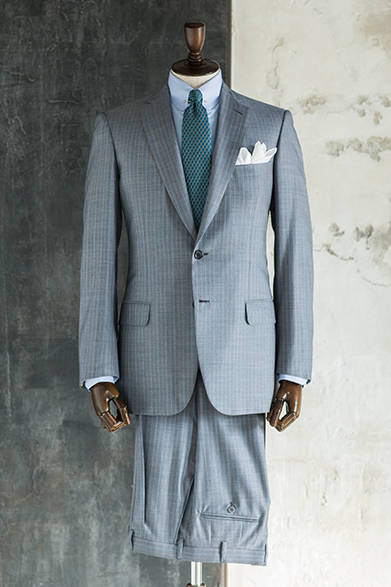<strong>BRIONI｜ブリオーニ</strong><br><br>シルクを混紡して艶やかな表情に仕上げた、季節感あふれるライトグレーの“COLOSSEO”モデル。ラペルやポケットにあしらわれたステッチで、ほどよいリラックス感を漂わせながらも、スーツとしての重厚感もあわせもつ。<br><br>スーツ59万4000円(阪急メンズ先行販売)、シャツ7万5600円、ネクタイ3万240円、チーフ1万9440円／ブリオーニ<阪急メンズ大阪3階・阪急メンズ東京3階>　※<オーダーフェア>阪急メンズ大阪：2月14日(土)〜3月8日(日)。3月14日(土)、15日(日)に専属テーラー来店。期間中に重衣料オーダーでネクタイをプレゼント。阪急メンズ東京：2月14日(土)〜3月8日(日)。3月21日(土・祝)、22日(日)に専属テーラー来店。期間中に重衣料オーダーでネクタイをプレゼント。