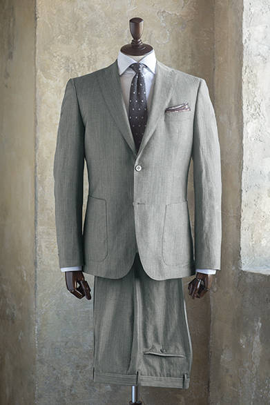 <strong>BOSS｜ボス</strong><br><br>ニューウール、リネン、シルク混紡のドライタッチな生地は、フラッテリ タリア デルフィーノ社特注の吸排湿性能を備えたもの。春夏に涼しげな質感と細かなヘリンボーン柄や光沢が、気品をもたらしてくれる一着。<br><br>スーツ23万2200円(阪急メンズ先行販売)、シャツ2万520円、ネクタイ2万3760円、チーフ1万8360円／ボス<阪急メンズ大阪3階・阪急メンズ東京3階>