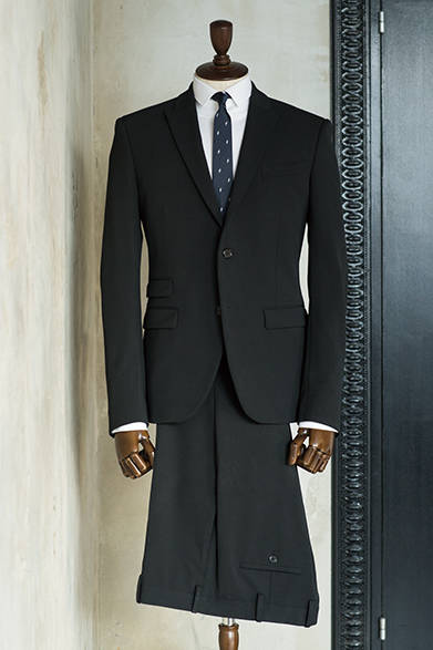 <strong>NEILBARRETT｜ニールバレット</strong><br><br>快適な伸縮性と、洗練されたシルエットを両立させたストレッチのスキニーフィットスーツ。肉厚で風格の漂う生地はジャパンメイドにこだわった上質な素材。軽やかに羽織れるので、日々のビジネスシーンでも活躍してくれる。<br><br>スーツ20万4120円、シャツ7万3440円、ネクタイ2万520円／ニールバレット<阪急メンズ大阪2階・阪急メンズ東京2階>