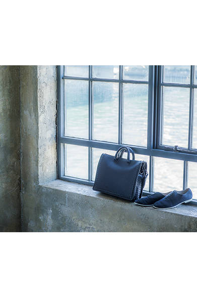 <strong>BOTTEGAVENETA｜ボッテガ・ヴェネタ</strong><br><br>軽く柔らかなディアスキンのブリーフケースと、柔らかな質感をもったキッドスエードのレースアップシューズ。バッグにあしらわれたイントレチャートからはクラフツマンシップを大切にするブランドアイデンティティがうかがえる。<br><br>バッグ(W41×H28×D9cm)45万3600円、シューズ8万1000円／ボッテガ・ヴェネタ<阪急メンズ大阪2階・阪急メンズ東京1階、3階>