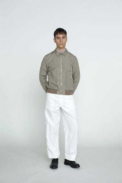 ドリズラージャケット4万3200円、シャツ2万520円、パンツ2万7000円