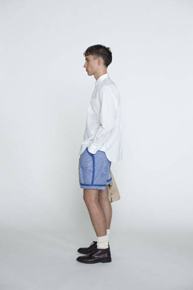 シャツ2万8080円、ショートパンツ2万7000円、手に持っているジャケット4万6440円