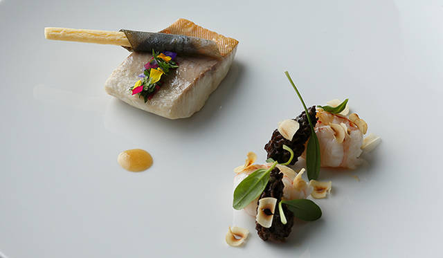 「クリエイティブコース」<Br / > オンブルシュヴァリエ<Br / > モリーユ茸をヴァンジョーヌの香りで<Br / > ラングスティーヌにサラダほうれん草とノワゼットのエクラ