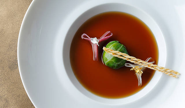 「ネオクラシックコース」<Br / > オマールエビのコンソメスープ<Br / > タピオカ、ラヴィオリ、シューファルス