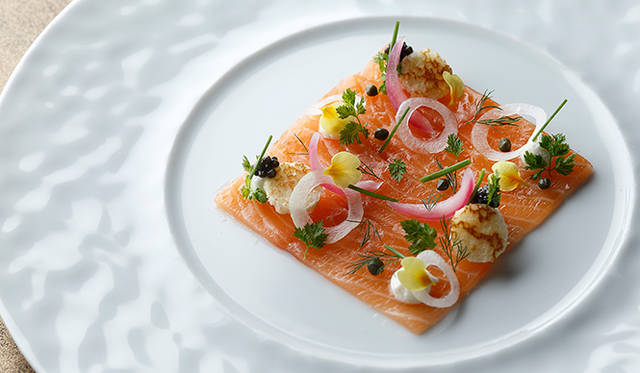 「ネオクラシックコース」<Br / > スコットランド産ラベルルージュのスモークサーモン<Br / > コンディメント プティブリニ キャヴィア