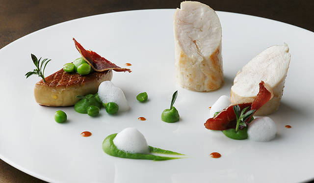 「クリエイティブコース」<Br / > フランス・ブレス産鶏胸肉を優しく火入れして<Br / > フォアグラのポワレ<Br / > プティポワのピュルプ 鴨のラルドン<Br / > フュメのエキュムとサリエット風味のジュ