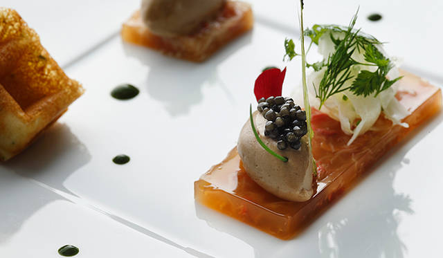 「クリエイティブコース」<Br / > フランス産・グリーンクラブのクレームスフレ<Br / > ウフドヴォランとアニス風味のジュレ<Br / > フヌイユのラッペ ハーブのゴーフレットを添えて