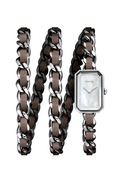 <strong>プルミエール ロック ベージュ</strong><br /><br />ダイヤル｜ホワイト マザーオブパール<br />ケース｜ステンレススチール<br />ケースサイズ｜15.8×23.6㎜<br />厚さ｜6.2mm<br />ムーブメント｜クオーツ<br />機能｜時分表示<br />ストラップ｜ステンレススチール×レザー<br />防水性｜30m<br />価格｜各61万5600円<br />