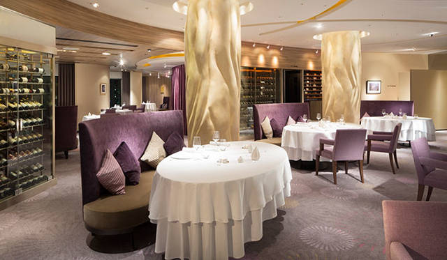 「ピエール・ガニェール」の内装は優雅で落ち着いた雰囲気が漂う