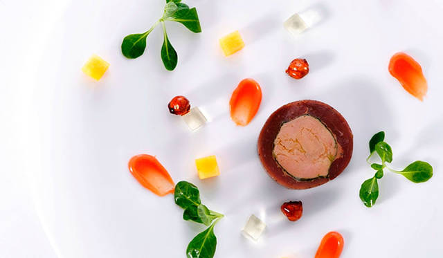 ひと皿ずつ描くように盛り付けられる料理