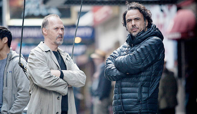監督のアレハンドロ・ゴンザレス・イニャリトゥ（右）と主演のマイケル・キートン<strong>作品賞監督賞撮影賞脚本賞『バードマン　あるいは（無知がもたらす予期せぬ奇跡）』</strong>製作国：アメリカ監督：アレハンドロ・ゴンザレス・イニャリトゥ（Alejandro González Iñárritu）撮影：エマニュエル・ルベツキ（Emmanuel Lubezki）