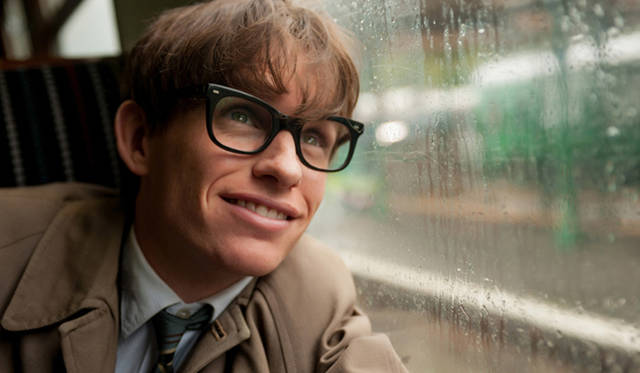 <br />主演男優賞を受賞したエディ・レッドメイン<br /><br /><strong>主演男優賞<br />エディ・レッドメイン『博士と彼女のセオリー』</strong><br />製作国：イギリス<br />監督：ジェームズ・マーシュ（James Marsh）<br />© UNIVERSAL PICTURES