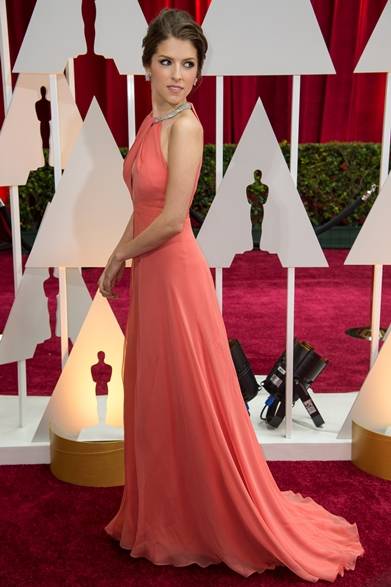 <strong>Anna Kendrick｜アナ・ケンドリック</strong></br></br>プレゼンターを務める女優のアナ・ケンドリック。</br></br>ドレス： タクーン</br>