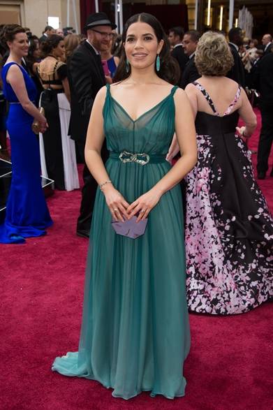 <strong>America Ferrera｜アメリカ・フェレーラ</strong></br></br>ドレス：ジェニー パッカム</br>クラッチバッグ：ラウヴォルフ</br>イヤリング：Irene Neuwirth</br>