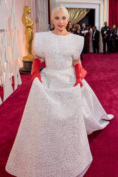 <strong>Lady Gaga｜レディ・ガガ</strong></br></br>パフォーマーを務めるレディ・ガガはアライアのドレスをチョイス。</br></br>ドレス：アズディン・アライア</br>ジュエリー：ロレーヌ・ シュワルツ