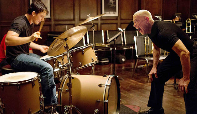 <br />助演男優賞を受賞したJ・K・シモンズ（右）<br /><br /><strong>助演男優賞<br />J・K・シモンズ『セッション』</strong><br />製作国：アメリカ<br />監督：デイミアン・チャゼル（Damien Chazelle）<br />2013 WHIPLASH, LLC. All Rights Reserved.