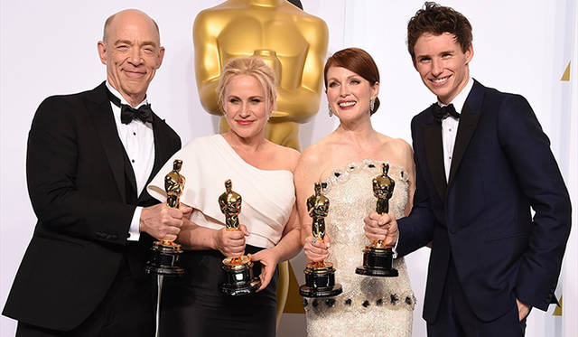 <br />今年の俳優部門を制した4人。左から助演男優賞のJ・K・シモンズ（『セッション』）、助演女優賞のパトリシア・アークエット（『6才のボクが、大人になるまで。』）、主演女優賞のジュリアン・ムーア（『アリスのままで』）、主演男優賞のエディ・レッドメイン（『博士と彼女のセオリー』）<br />Photo by Steve Granitz ©  WireImage