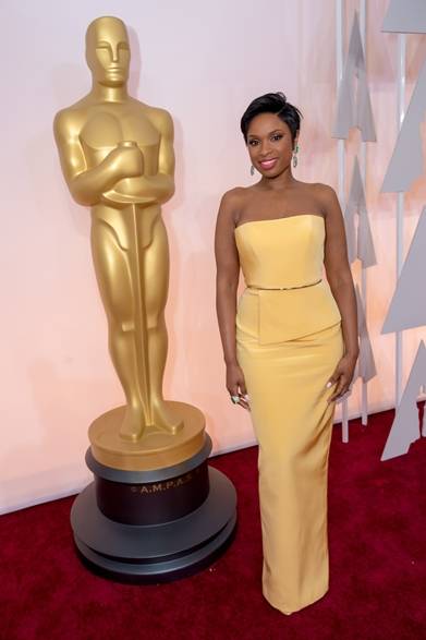 <strong>Jennifer Hudson｜ジェニファー・ハドソン</strong></br></br>パフォーマーを務める歌手のジェニファー・ハドソン。</br></br>ドレス：ロマナ・ケベッザ