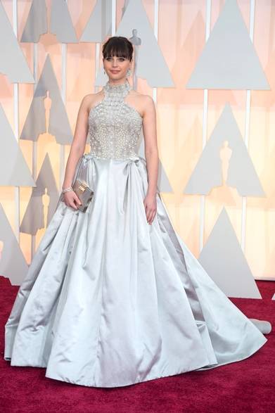 <strong>Felicity Jones｜フェリシティ・ジョーンズ</strong></br></br>映画『博士と彼女のセオリー』で主演女優賞をノミネートされたフェリシティ・ジョーンズ。</br></br>ドレス：アレキサンダー・マックイーン