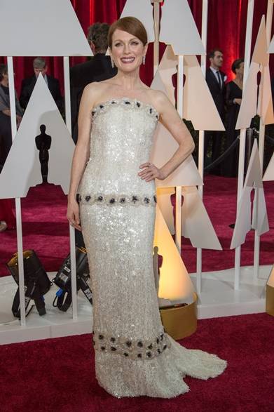 <strong>Julianne Moore｜ジュリアン・ムーア</strong></br></br>映画『アリスのままで』の主演女優賞ではじめてオスカーを獲得したジュリアン・ムーア。</br></br>ドレス：シャネル</br>ジュエリー：ショパール