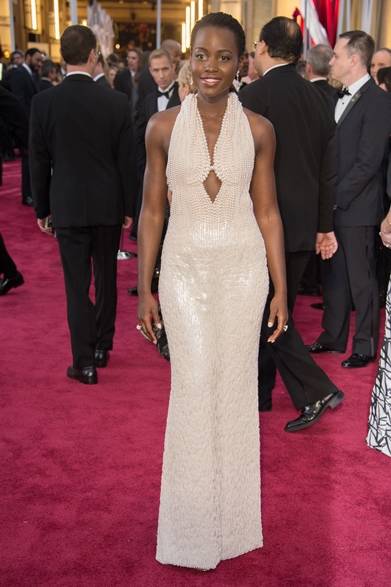 <strong>Lupita Nyong'o ｜ルピタ・ニョンゴ</strong></br></br>プレゼンターを務める女優のルピタ・ニョンゴ。</br></br>ドレス：カルバン・クライン コレクション</br>