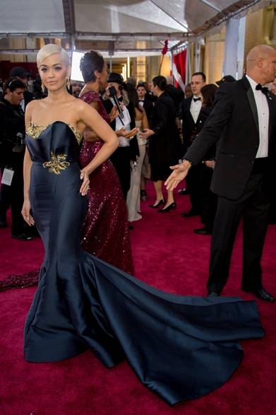 <strong>Rita Ora ｜リタ・オラ</strong></br></br>パフォーマーを務める歌手のリタ・オラ。</br></br>ドレス：マルケッサ</br>