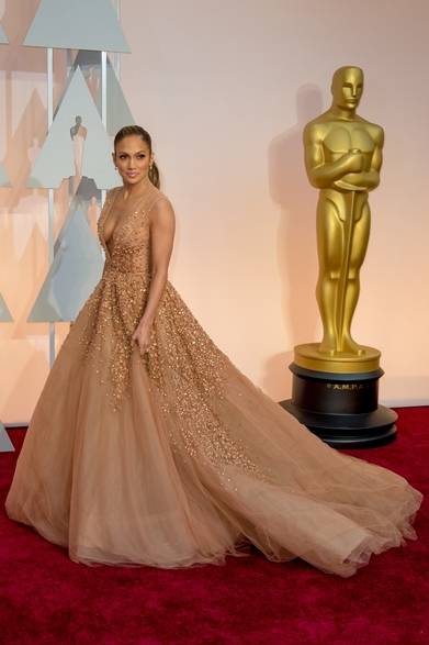 <strong>Jennifer Lopez｜ジェニファー・ロペス</strong></br></br>ドレス：エリー サーブ</br>クラッチバッグ：サルヴァトーレ フェラガモ