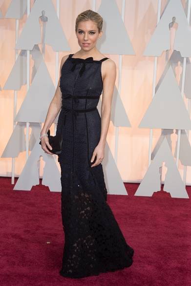 <strong>Sienna Miller｜シエナ・ミラー</strong></br></br>6部門でノミネートされた注目作品『アメリカン・スナイパー』の主演女優シエナ・ミラー。</br></br>ドレス：オスカー・デ・ラ・レンタ</br>ジュエリー：フォーエバーマーク