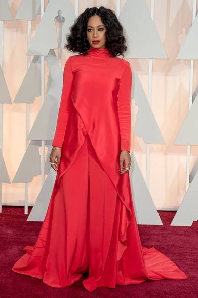 <strong>Solange Knowles ｜ソランジュ・ノウルズ</strong></br></br>ドレス：クリスチャンシリアーノ</br>