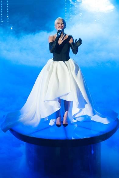 <strong>Rita Ora ｜リタ・オラ</strong></br></br>歌曲賞にノミネートされた映画『ビヨンド・ザ・ライツ』の主題歌『Grateful』を披露したリタ・オラ。</br></br>ドレス：ヴェラ・ウォン</br>ネックレス：ブルガリ