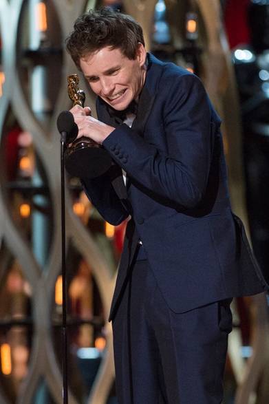 第87回アカデミー賞がロサンゼルスのドルビー・シアターで開幕された。OPENERSでは、数々豪華なセレブティーのレッドカーペット、ステージやアフターパーティのルックを随時更新してお届け！</br></br><strong>Eddie Redmayne｜エディ・レッドメイン</strong></br></br>主演男優賞に授賞したエディ・レッドメインは興奮を抑えきれず、感動的なスピーチを披露した。</br></br>タキシード：アレキサンダー・マックイーン