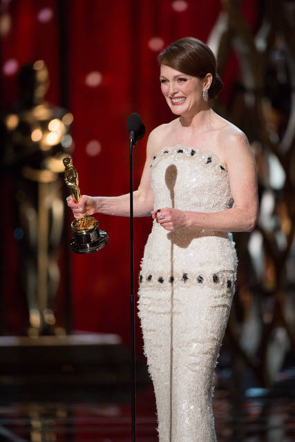 <strong>Julianne Moore｜ジュリアン・ムーア</strong></br></br>映画『アリスのままで』の初のオスカーを獲得した54歳のジュリアン・ムーア。</br></br>ドレス：シャネル</br>ジュエリー：ショパール