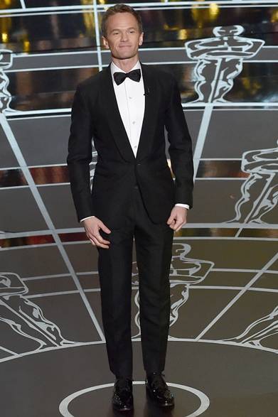 <strong>Neil Patrick Harris｜ニール・パトリック・ハリス</strong></br></br>司会者を務める俳優のニール・パトリック・ハリス。</br></br>タキシード：ダンヒル</br></br>Image courtesy of Getty Images