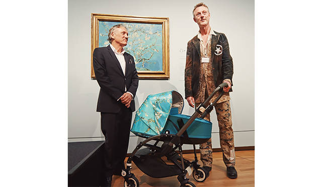 （左より）ゴッホの甥の孫／ゴッホ美術館の顧問ウィレム・ヴァン・ゴッホ氏と、バガブーの創業者／チーフデザイナーのマックス・バレンブルグが作品の前に「Bugaboo Bee³ + Van Gogh」を披露した。