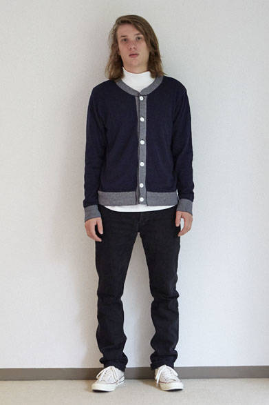 <strong>2015年春夏コレクション</strong><br />カーディガン2万3760円、モックネックTシャツ1万260円