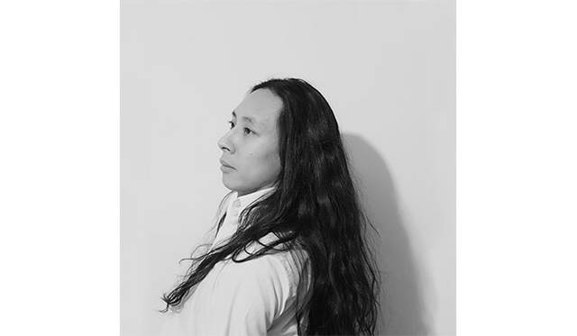 音楽、現代美術、舞台芸術の枠をこえて活動する山川冬樹。