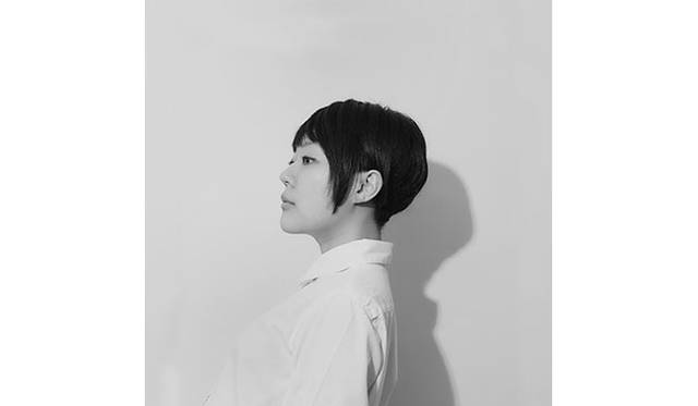 作曲家、ボーカリスト、ピアニストでもある小田朋美。