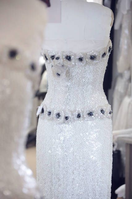 ビスチェタイプのデコルテやウエストを飾るフラワー刺繍。