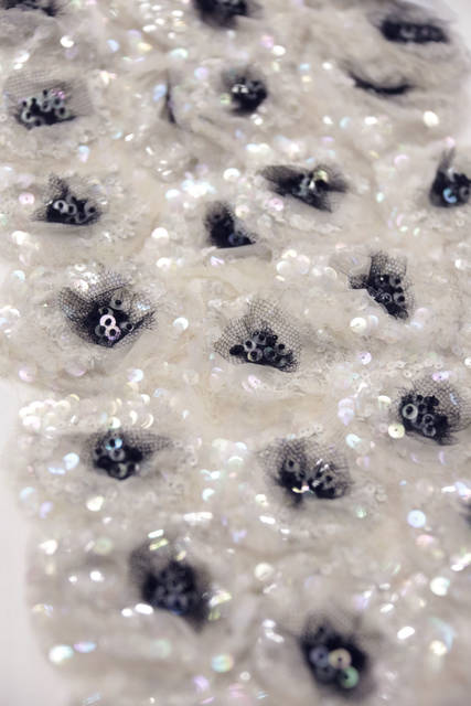 一輪、一輪が可憐に花を咲かせたリュネヴィル刺繍。