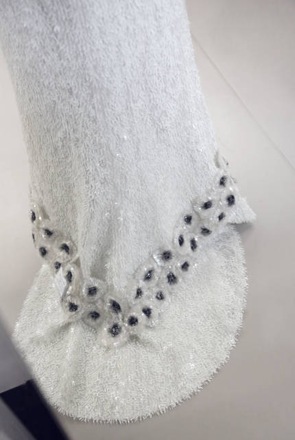 優美なトレーンにも刺繍があしらわれた。